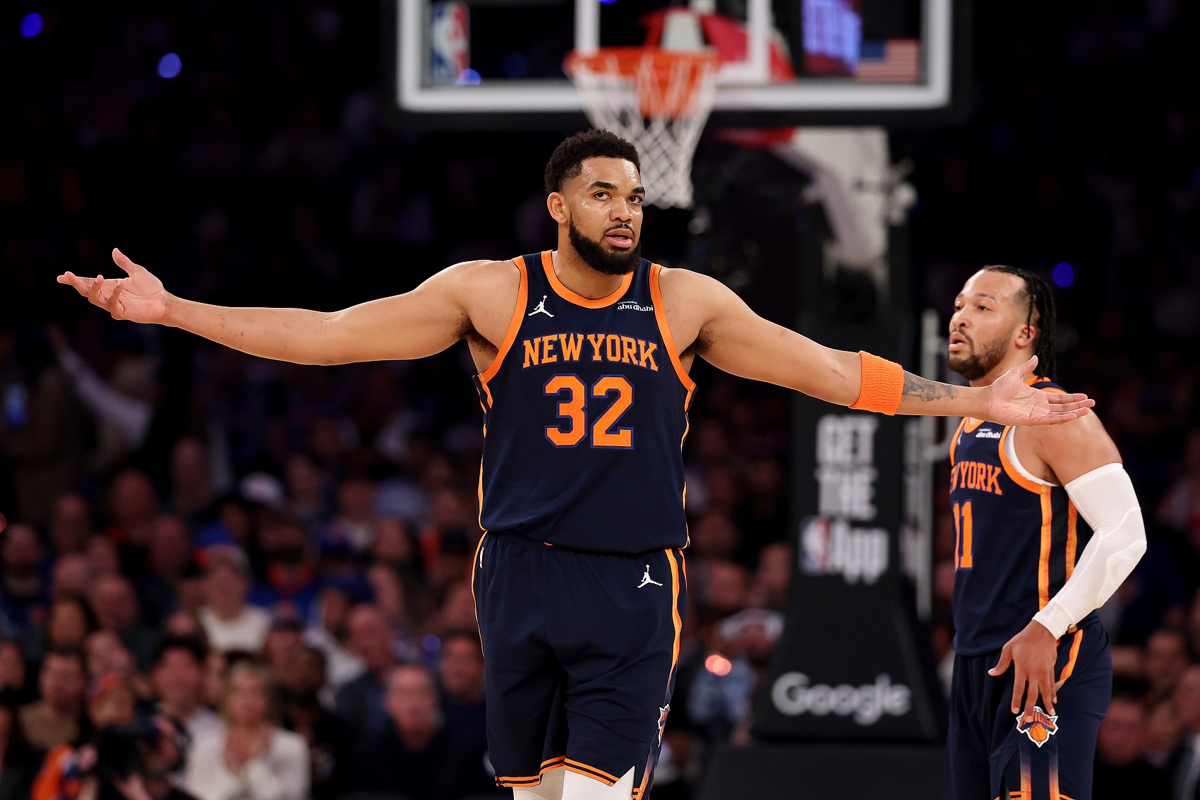 包含纽约尼克斯迎CBA常规赛关键赛，转会期强势反弹，引发热议，身体对抗强度拉满的词条