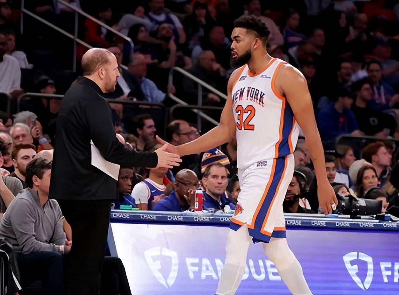 包含纽约尼克斯迎CBA常规赛关键赛，转会期强势反弹，引发热议，身体对抗强度拉满的词条